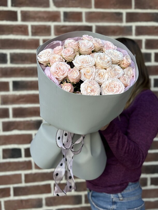 Букет пионовидных роз " бомбастик" в стильном оформлении, артикул F1294035 - 3490 рублей, доставка по городу. Flawery - доставка цветов