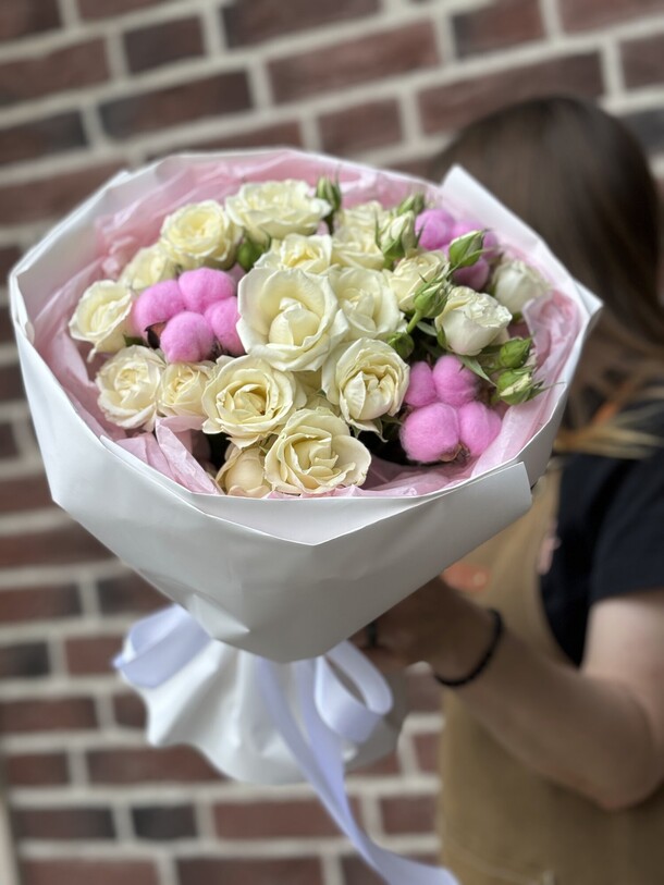 Букет кустовых роз и хлопка, артикул F1294888 - 2399 рублей, доставка по городу. Flawery - доставка цветов