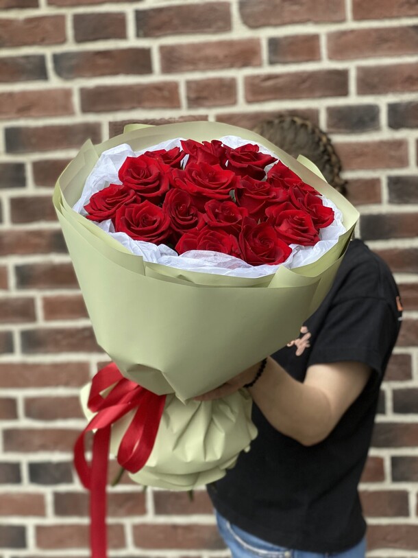 21 бордовая роза, артикул F1294905 - 3990 рублей, доставка по городу. Flawery - доставка цветов