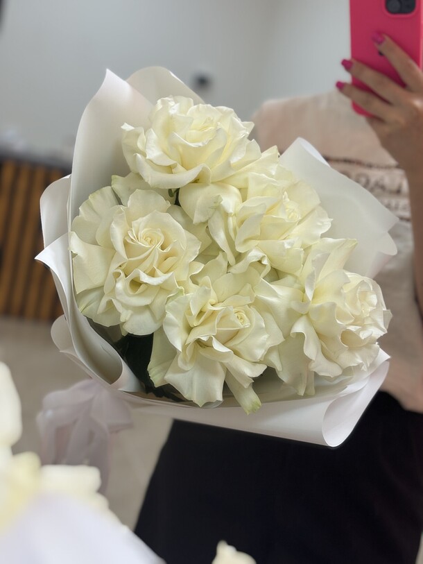 5 белых французских роз, артикул F1302086 - 2100 рублей, доставка по городу. Flawery - доставка цветов