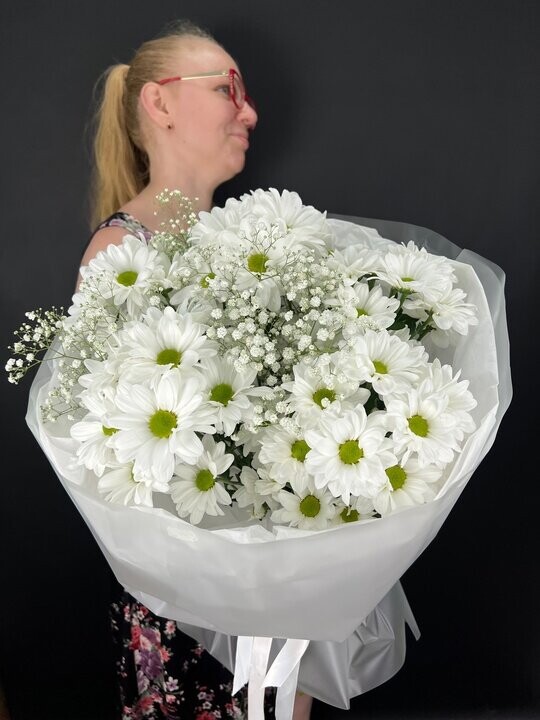 Букет хризантем и гипсофил, артикул F1302092 - 2499 рублей, доставка по городу. Flawery - доставка цветов