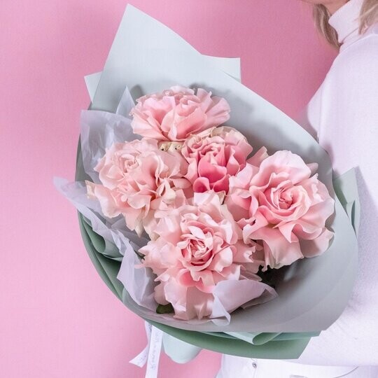 5 французских роз, артикул F1302534 - 2399 рублей, доставка по городу. Flawery - доставка цветов