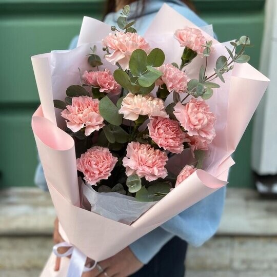 11 дианутсов с эвкалиптом, артикул F1302550 - 2499 рублей, доставка по городу. Flawery - доставка цветов