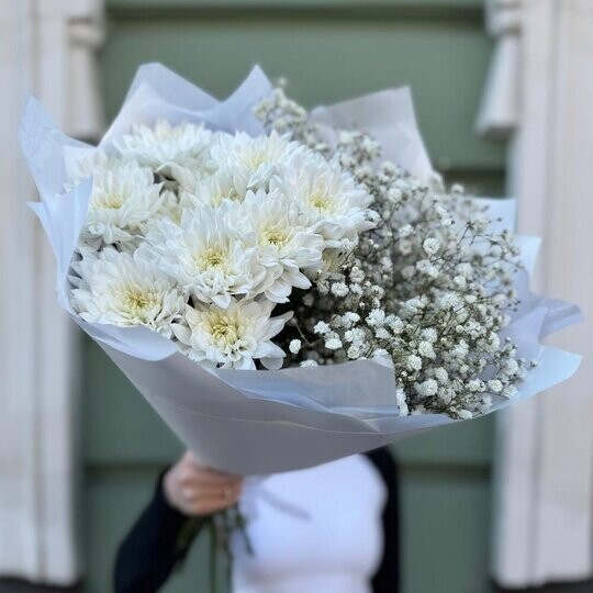 Белоснежный букет из хризантемы и гипсофилы, артикул F1302565 - 1999 рублей, доставка по городу. Flawery - доставка цветов