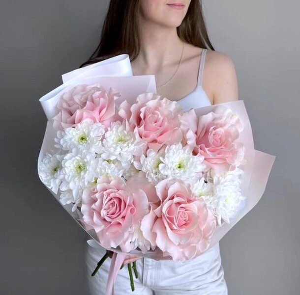 Букет французская роза с хризантемой, артикул F1304892 - 2999 рублей, доставка по городу. Flawery - доставка цветов