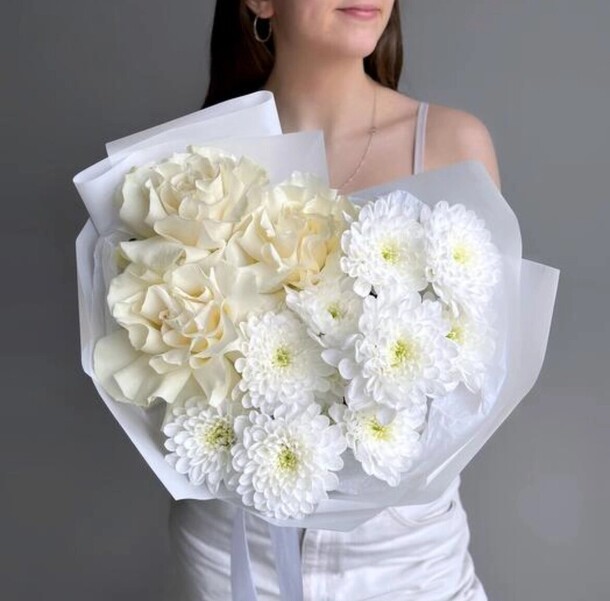 Букет французских белых роз с хризантемой, артикул F1304899 - 2399 рублей, доставка по городу. Flawery - доставка цветов