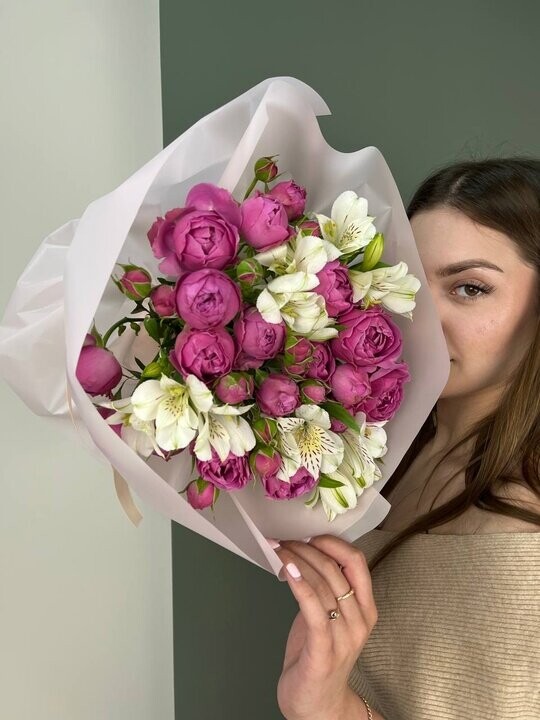 Пионовидные розы и альстромерия, артикул F1305543 - 2399 рублей, доставка по городу. Flawery - доставка цветов