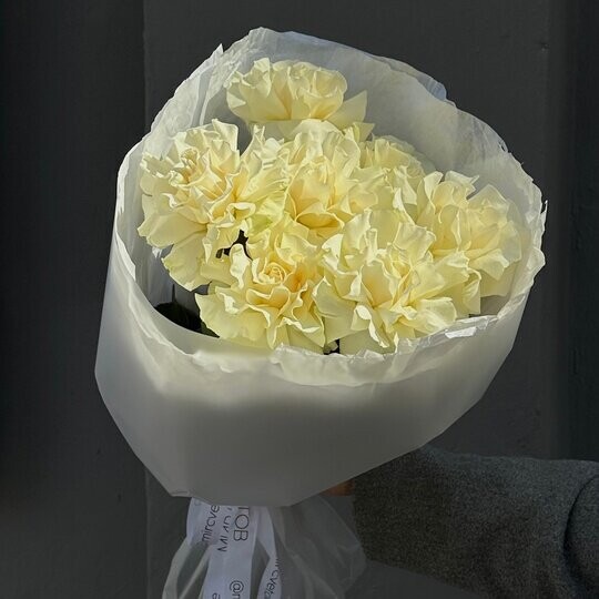 7 французских белых роз, артикул F1305550 - 3499 рублей, доставка по городу. Flawery - доставка цветов