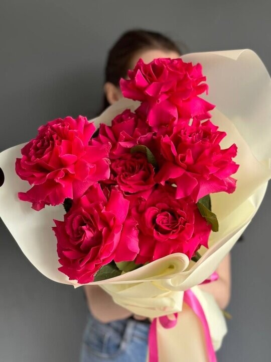 7 французских малиновых роз, артикул F1305598 - 3199 рублей, доставка по городу. Flawery - доставка цветов