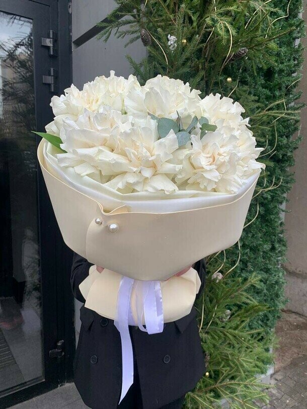 7 французских роз с эвкалиптом, артикул F1305992 - 3999 рублей, доставка по городу. Flawery - доставка цветов