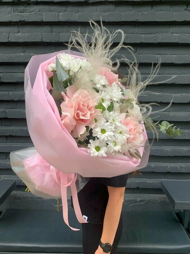 Французские розы с ромашкой, артикул F1306003 - 2999 рублей, доставка по городу. Flawery - доставка цветов