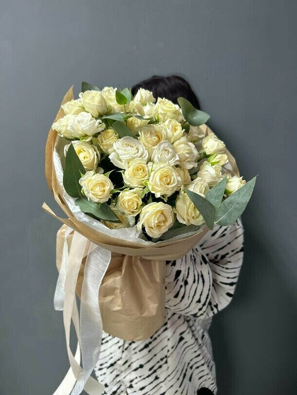 Кустовая роза с эвкалиптом, артикул F1306005 - 2999 рублей, доставка по городу. Flawery - доставка цветов