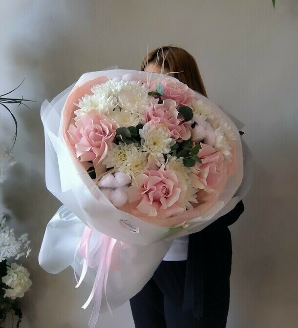 Букет с французскими розами, хризантемой и хлопком, артикул F1306211 - 4000 рублей, доставка по городу. Flawery - доставка цветов