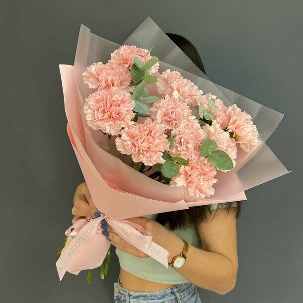 11 нежных диантусов с эвкалиптом, артикул F1306375 - 3500 рублей, доставка по городу. Flawery - доставка цветов