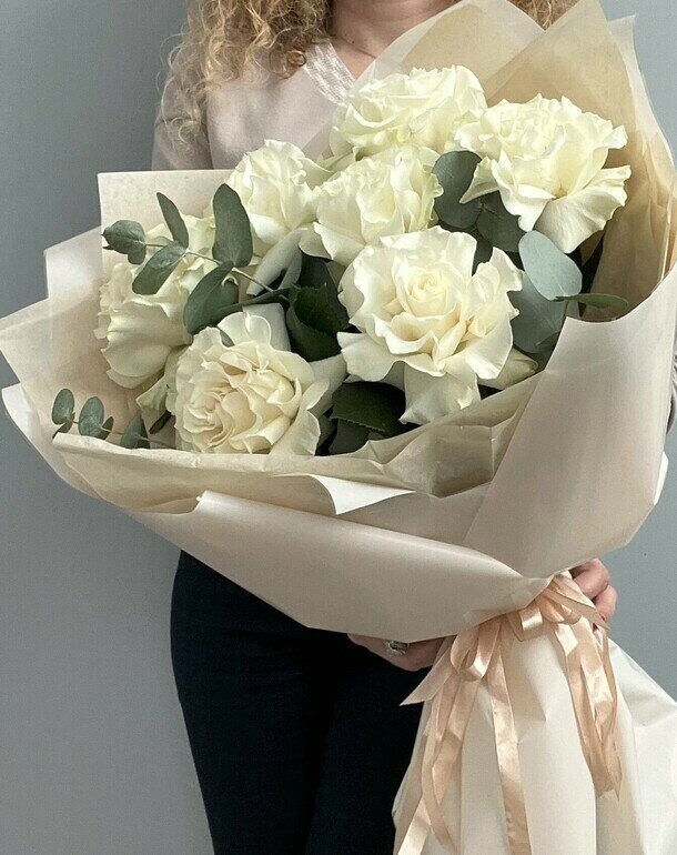 Французские розы с эвкалиптом, артикул F1306409 - 3000 рублей, доставка по городу. Flawery - доставка цветов