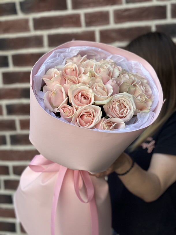 21 розовая роза, артикул F1307678 - 2500 рублей, доставка по городу. Flawery - доставка цветов