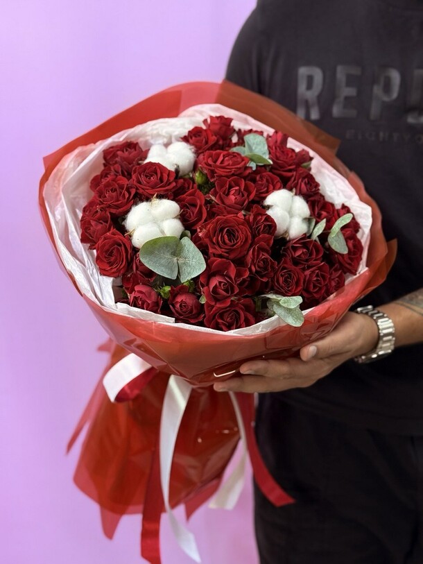 Стильный букет кустовая красная роза , хлопок и эвкалипт, артикул F1430811 - 4000 рублей, доставка по городу. Flawery - доставка цветов