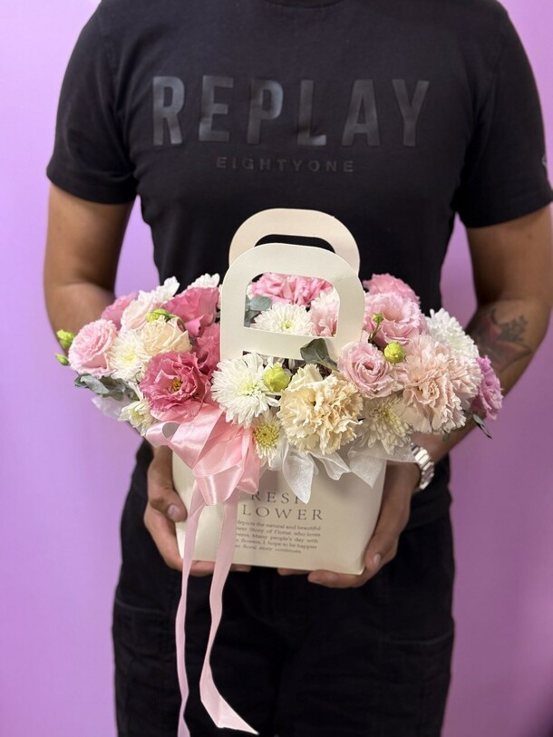 Цветы в коробке - эустома , хризантема, диантус, артикул F1430829 - 3000 рублей, доставка по городу. Flawery - доставка цветов