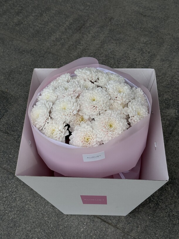 Букет из белых хризантем, артикул F1301591 - 3900 рублей, доставка по городу. Flawery - доставка цветов