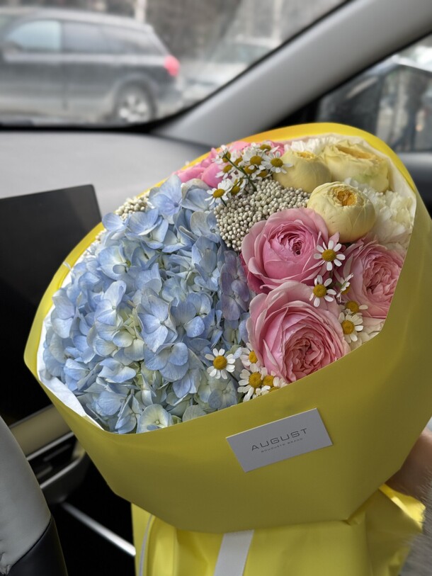 Яркий букет с гортензией, артикул F1357358 - 6500 рублей, доставка по городу. Flawery - доставка цветов