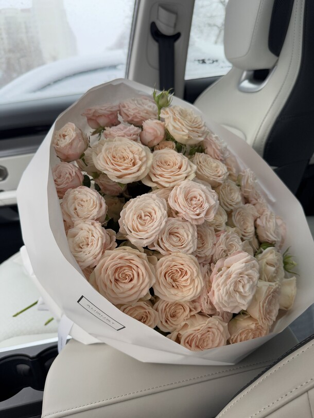 Букет из нежных кустовых роз, артикул F1402615 - 17800 рублей, доставка по городу. Flawery - доставка цветов