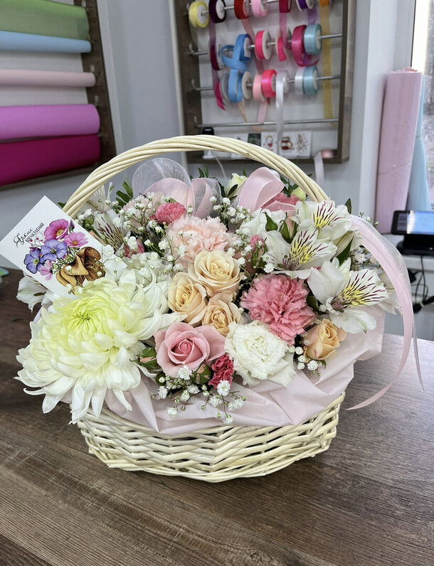 Корзина с цветами, артикул F1361951 - 8500 рублей, доставка по городу. Flawery - доставка цветов