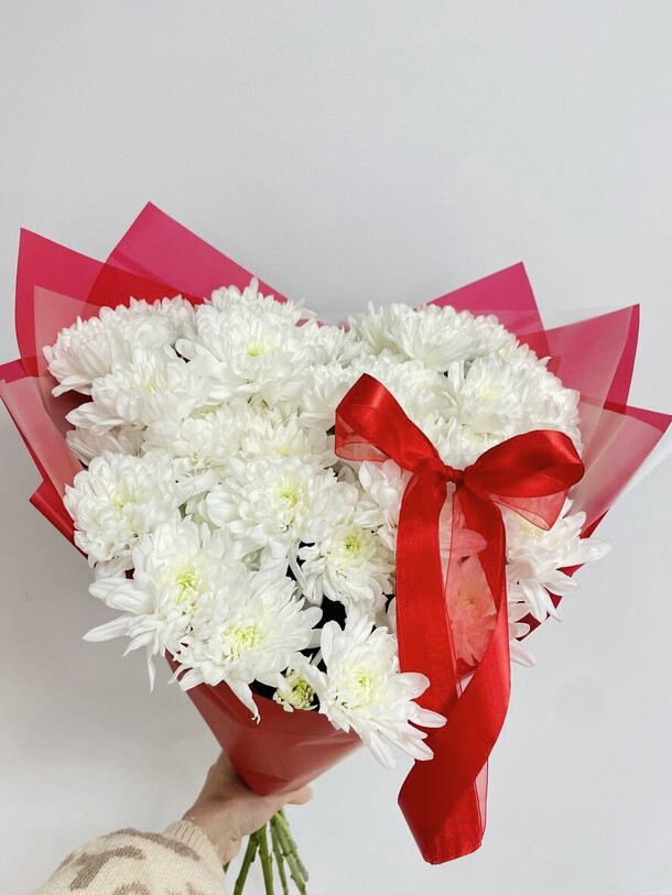 Букет из 7 хризантем в оформлении, артикул F1378759 - 3900 рублей, доставка по городу. Flawery - доставка цветов