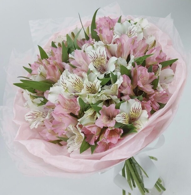 Альстромерии белые и розовые 19 шт, артикул F1383201 - 6600 рублей, доставка по городу. Flawery - доставка цветов