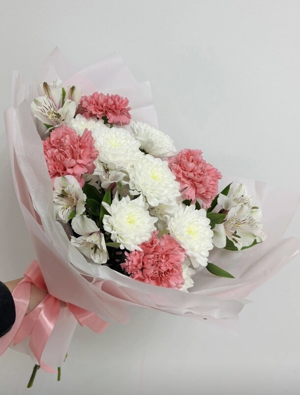 Букет из хризантем, диантусов и альстромерий, артикул F1419983 - 3800 рублей, доставка по городу. Flawery - доставка цветов