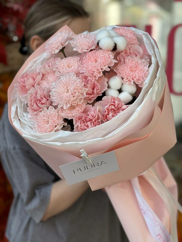 Букет нежный из хризантем и диантусов, артикул F1323257 - 4500 рублей, доставка по городу. Flawery - доставка цветов