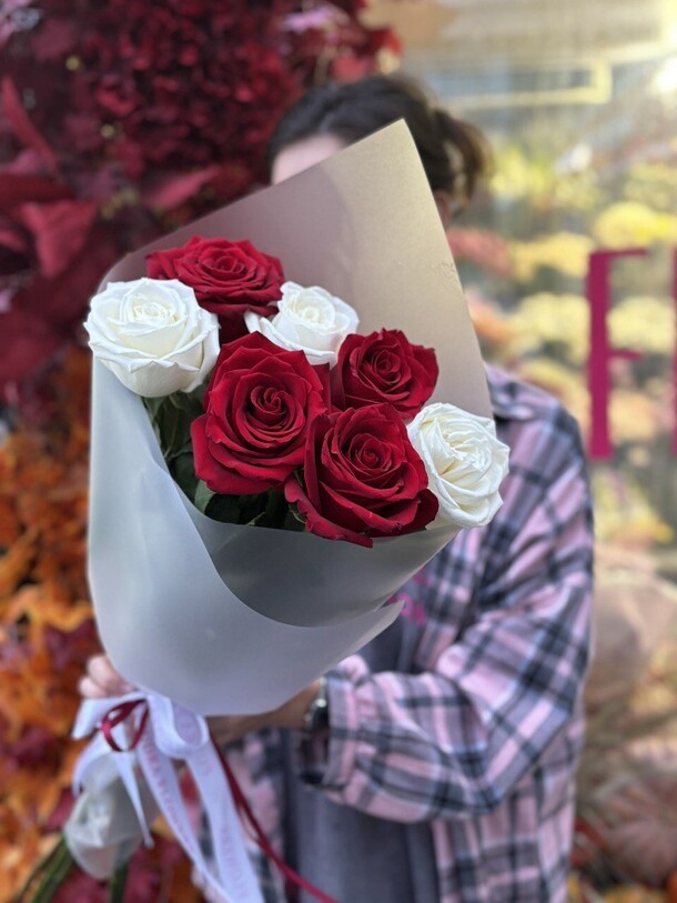 Розы микс красная с белой 90 см, артикул F1323533 - 4800 рублей, доставка по городу. Flawery - доставка цветов