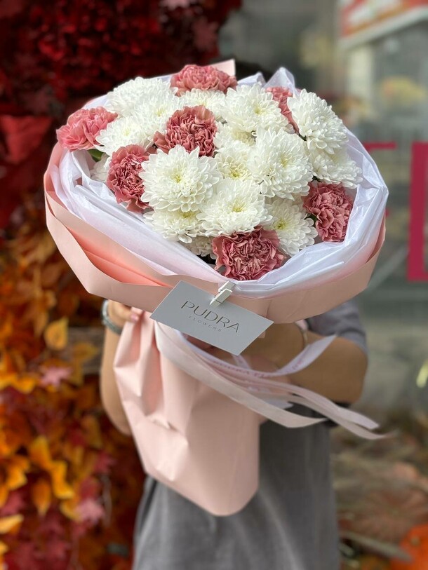 Букет хризантема и диантусы, артикул F1323696 - 4400 рублей, доставка по городу. Flawery - доставка цветов