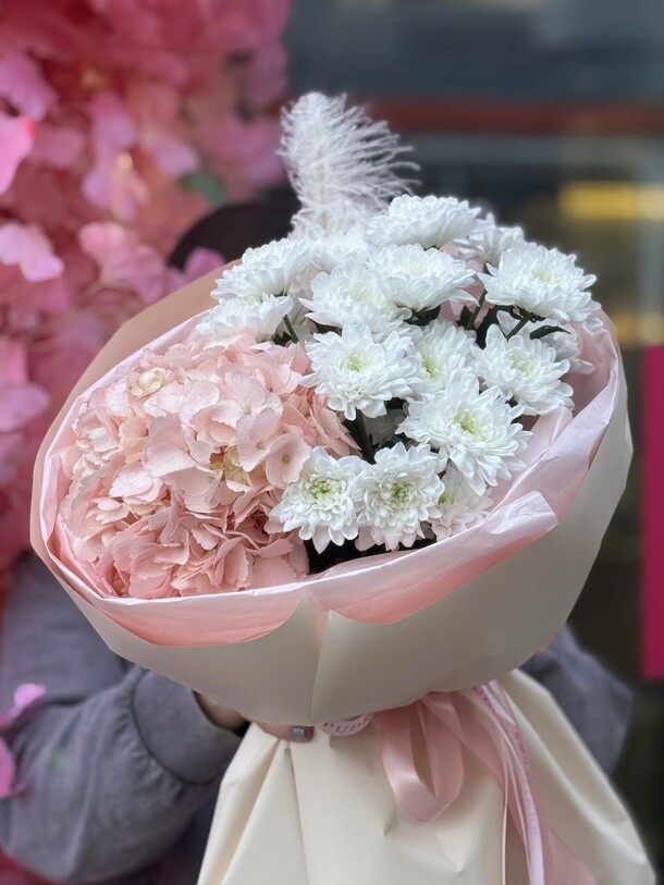 Букет гортензия и хризантемы, артикул F1324275 - 4900 рублей, доставка по городу. Flawery - доставка цветов