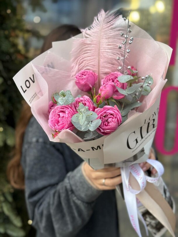 Букет-комплимент пион роз, артикул F1360301 - 2350 рублей, доставка по городу. Flawery - доставка цветов