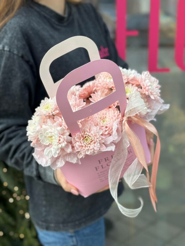 Сумочка пудровых хризантем, артикул F1360339 - 3900 рублей, доставка по городу. Flawery - доставка цветов