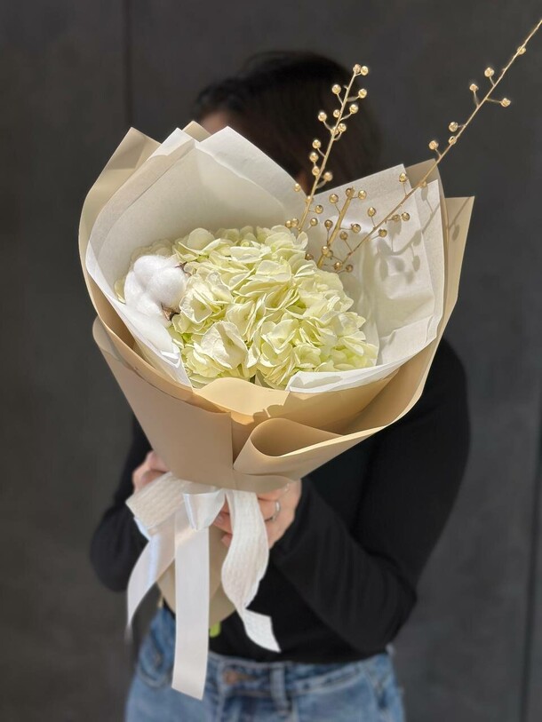 Гортензия с хлопком, артикул F1370254 - 2399 рублей, доставка по городу. Flawery - доставка цветов