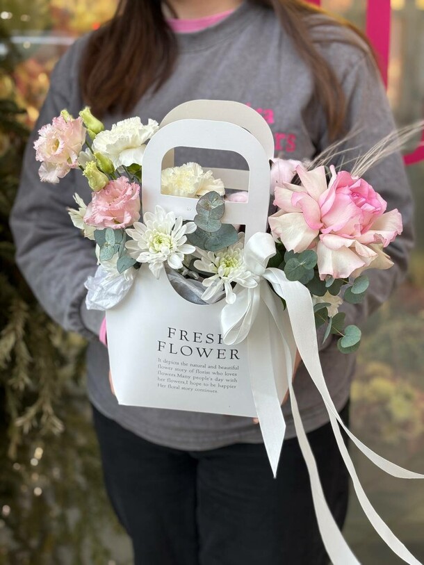 Сумочка в нежных оттенках, артикул F1370282 - 3500 рублей, доставка по городу. Flawery - доставка цветов