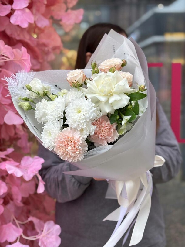 Букет с пион розой и пером, артикул F1377123 - 5500 рублей, доставка по городу. Flawery - доставка цветов