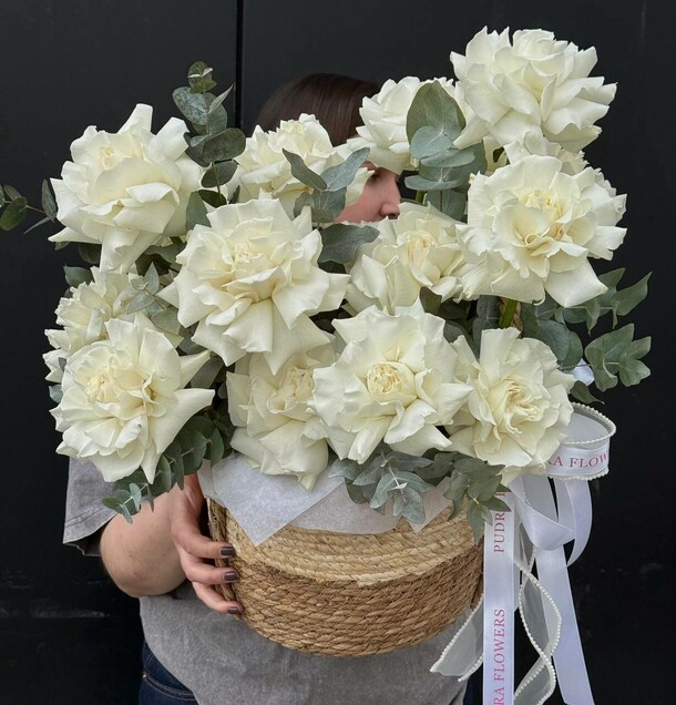 Кашпо из французских роз, артикул F1405323 - 10900 рублей, доставка по городу. Flawery - доставка цветов