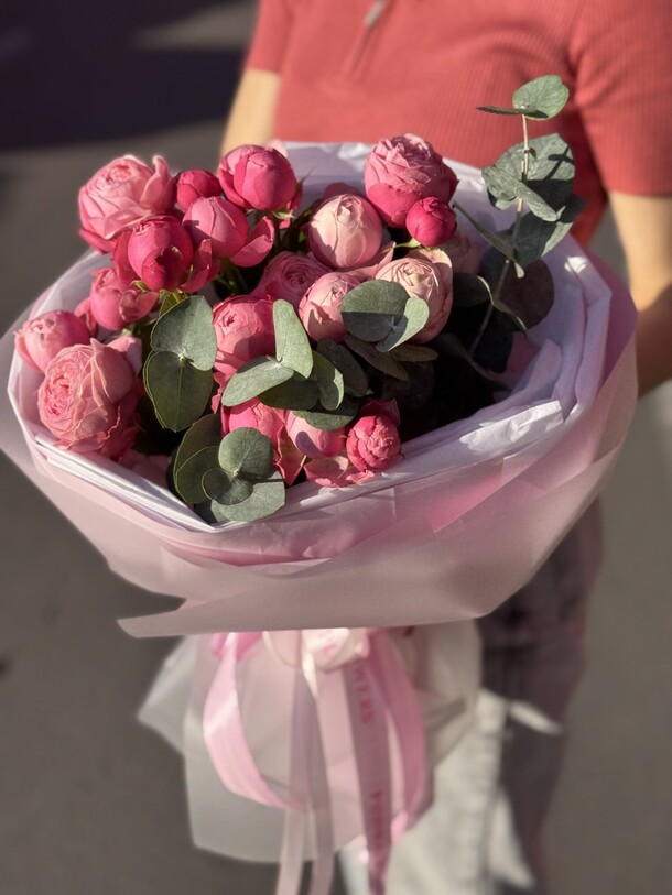 Розы кустовые пионовидные с эвкалиптом, артикул F1410101 - 5700 рублей, доставка по городу. Flawery - доставка цветов