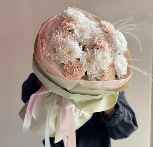 Букет хризантема, диантусы нежный, артикул F1413022 - 4900 рублей, доставка по городу. Flawery - доставка цветов