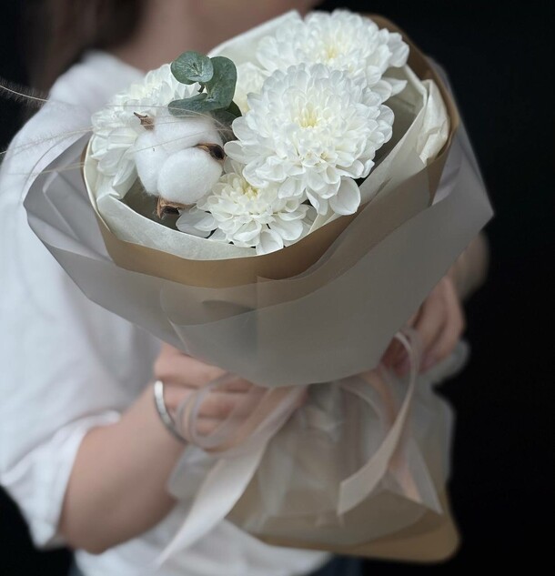 Букет хризантема с хлопком, артикул F1429754 - 2500 рублей, доставка по городу. Flawery - доставка цветов