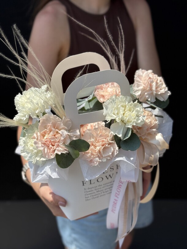 Сумочка из диантусов нежная💫, артикул F1451099 - 4700 рублей, доставка по городу. Flawery - доставка цветов