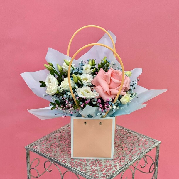 Сумочка с цветами, артикул F1303606 - 2915 рублей, доставка по городу. Flawery - доставка цветов