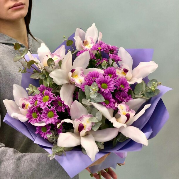 Сиреневый букет с орхидеями, артикул F1303956 - 7150 рублей, доставка по городу. Flawery - доставка цветов