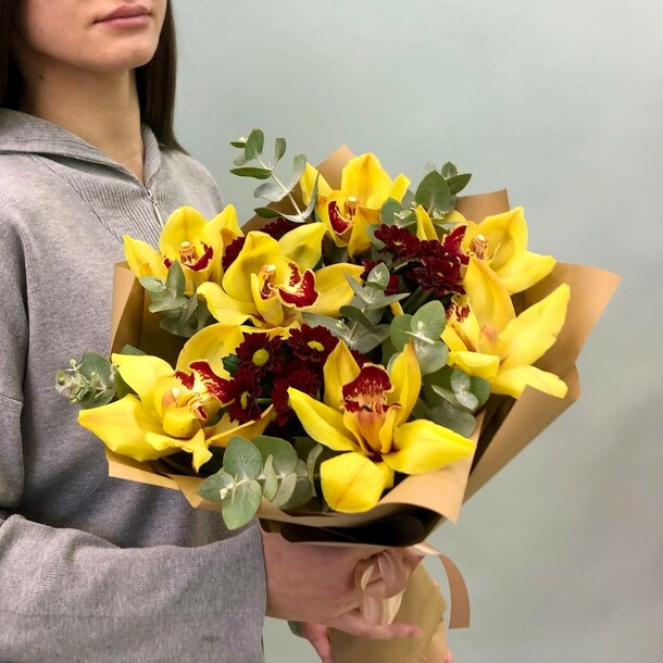 Желтый букет с орхидеями, артикул F1303960 - 7150 рублей, доставка по городу. Flawery - доставка цветов