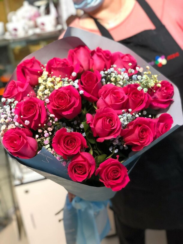 Букет из роз и гипсофил, артикул F1304309 - 9273 рублей, доставка по городу. Flawery - доставка цветов