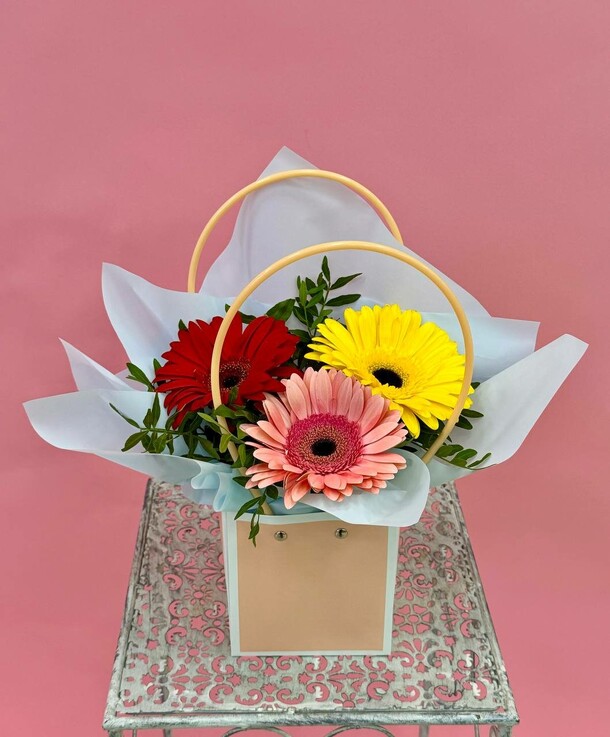 Сумочка моно гербер, артикул F1313701 - 1529 рублей, доставка по городу. Flawery - доставка цветов