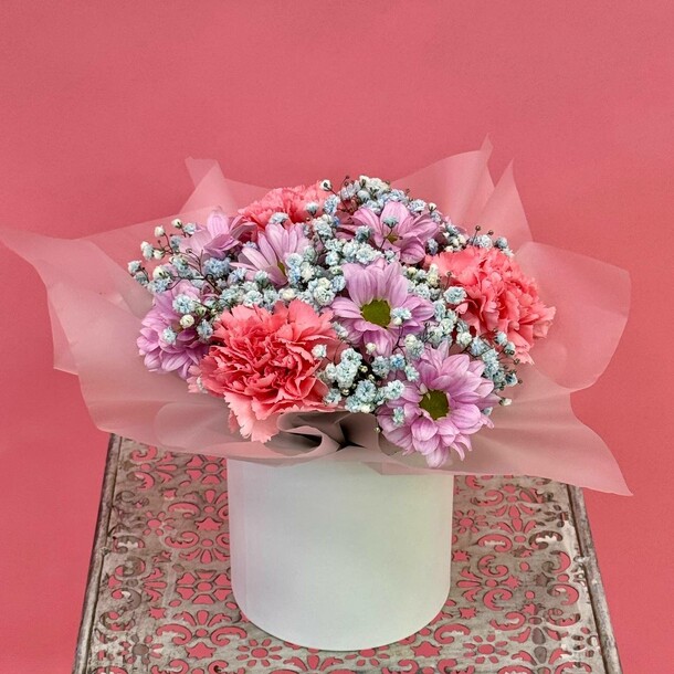 Коробка с диантусами нежность, артикул F1328036 - 2750 рублей, доставка по городу. Flawery - доставка цветов