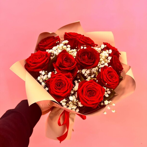 Дуо букет красных роз с воздушной гипсофилой, артикул F1384530 - 8250 рублей, доставка по городу. Flawery - доставка цветов